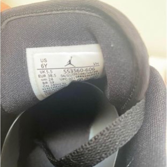 NIKE - Picture 2 of 3